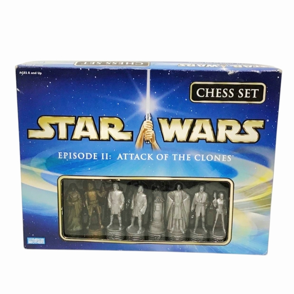 WOW *Star Wars Episode II: Attack Of The Clones Chess Set by Parker Bros. (32pc)